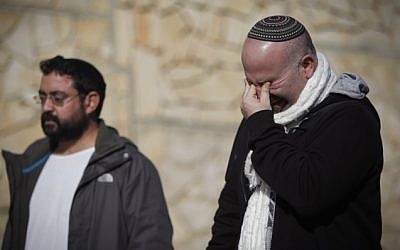 Amigos y parientes vistos de luto durante la ceremonia fúnebre de las cuatro víctimas judías del ataque terrorista de la tienda HyperCacher en París, que se celebró en el cementerio de Har HaMenuchot en Jerusalén, el 13 de enero de 2015. (Crédito de la foto: Yonatan Sindel / Flash90)