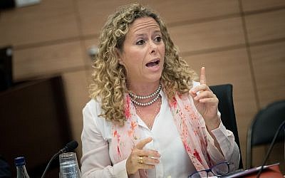 MK Ayelet Nachmias Verbin asiste a la reunión del Comité de Economía, en el Knesset en Jerusalén el 26 de julio de 2017. (Yonatan Sindel / Flash90)