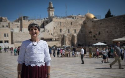 MK Shuli Mualem visto en la plaza del Muro Occidental después de visitar el complejo del Monte del Templo en la Ciudad Vieja de Jerusalén, el 29 de agosto de 2017. (Hadas Parush / Flash90)