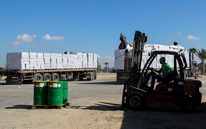 Los camiones palestinos cargados con suministros ingresan al sur de la Franja de Gaza desde Israel a través del cruce Kerem Shalom en Rafah, el 1 de noviembre de 2017. (Abed Rahim Khatib / Flash90)