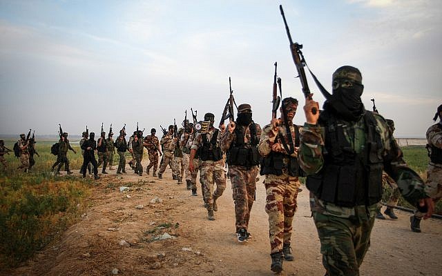 Combatientes del grupo terrorista Jihad Islámica marchan durante un ejercicio militar cerca de la frontera con Israel, al este de la ciudad de Khan Younis en el sur de la Franja de Gaza, el 27 de marzo de 2018. (Abed Rahim Khatib / Flash90)