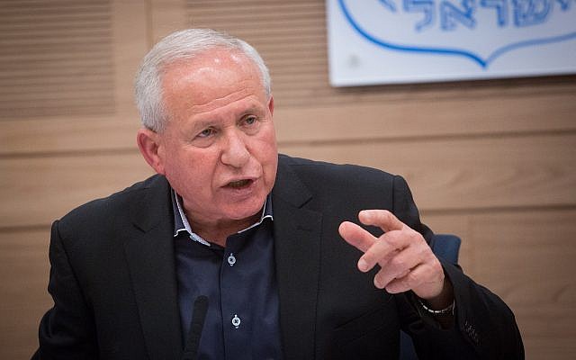 El Likud MK Avi Dichter preside una reunión del Comité de Asuntos Exteriores y Defensa del Knesset el 30 de abril de 2018. (Miriam Alster / Flash90)