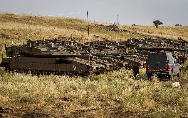 Soldados de las FDI junto a tanques cerca de la frontera sirio-israelí en los Altos del Golán el 10 de mayo de 2018 (Basilea Awidat / Flash90)