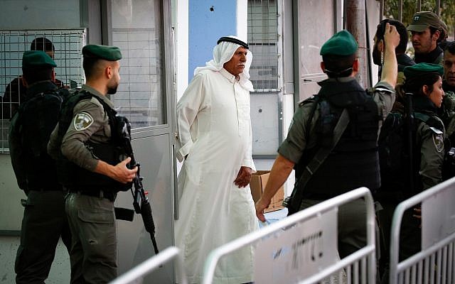 Los palestinos pasan por un puesto de control en Belén mientras se dirigen a la mezquita Al-Aqsa en la Ciudad Vieja de Jerusalén para asistir a las oraciones del segundo viernes del mes sagrado de Ramadán el 25 de mayo de 2018. (Wisam Hashlamoun / Flash90)