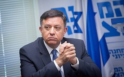 El jefe de la Unión Sionista Avi Gabbay encabeza una reunión de facciones en la Knéset el 18 de junio de 2018. (Miriam Alster / Flash90)