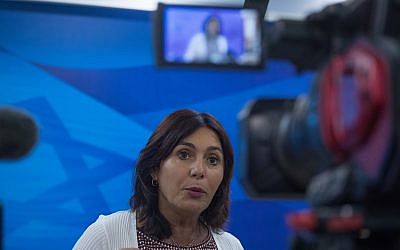 La ministra de Cultura Miri Regev llega a la reunión semanal del gabinete en la Oficina del Primer Ministro en Jerusalén el 1 de julio de 2018. (Ohad Zwigenberg / Pool)