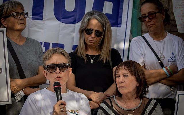 eah Goldin (izquierda), Zehava Shaul (derecha) y otros padres desconsolados asisten a una ceremonia conmemorativa de protesta para los soldados muertos en la guerra de Gaza 2014 fuera de la residencia del primer ministro en Jerusalén el 3 de julio de 2018. (Yonatan Sindel / Flash90)