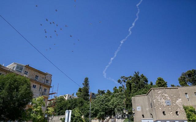 Una estela de humo de un misil Patriot que interceptaba un avión no tripulado sirio que ingresó al espacio aéreo israelí desde Siria, como se vio sobre la ciudad de Safed, en el norte de Israel, el 11 de julio de 2018. (David Cohen / Flash90)