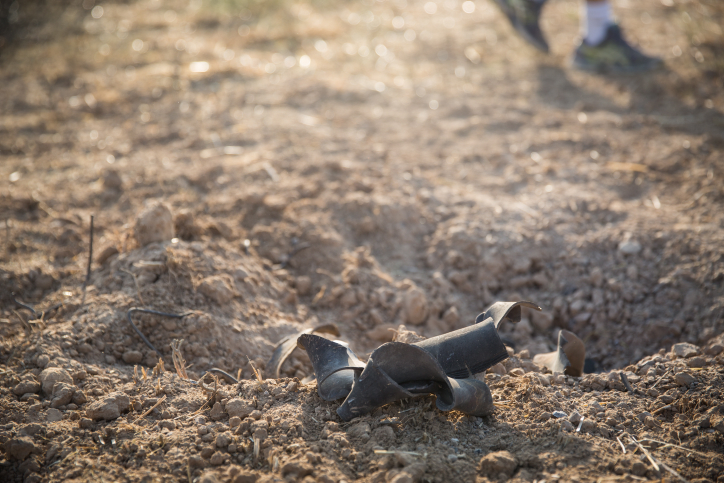 Restos de un cohete disparado por grupos terroristas en la Franja de Gaza que golpeó el sur de Israel cerca del Gaza Broder el 14 de julio de 2018. (Hadas Parush / Flash90)