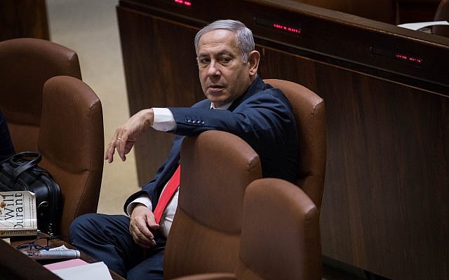El Primer Ministro Benjamin Netanyahu asiste a una sesión plenaria de la Knesset antes de la votación de la Ley Nacional, el 18 de julio de 2018 (Hadas Parush / Flash90)