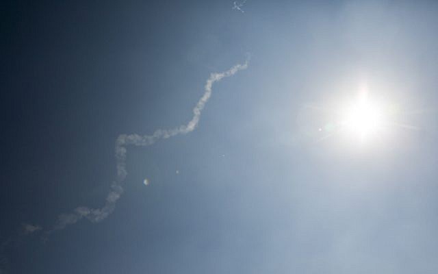 Un rastro de humo de un misil interceptor David's Sling se ve en el norte de Israel después de que el interceptor fue disparado hacia un misil SS-21 sirio, el 23 de julio de 2018. (David Cohen / Flash90)