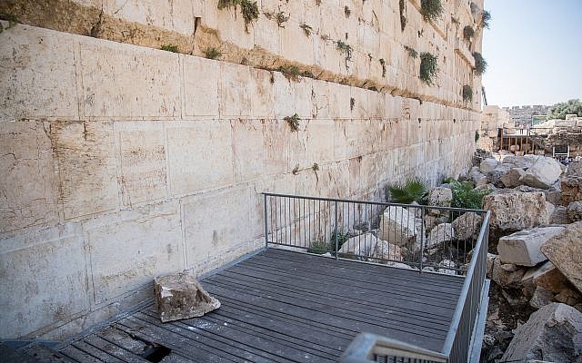 Una roca del Muro Ocidental cae sobre una plataforma de oración el 23 de julio de 2018 (Yonatan Sindel / Flash90)
