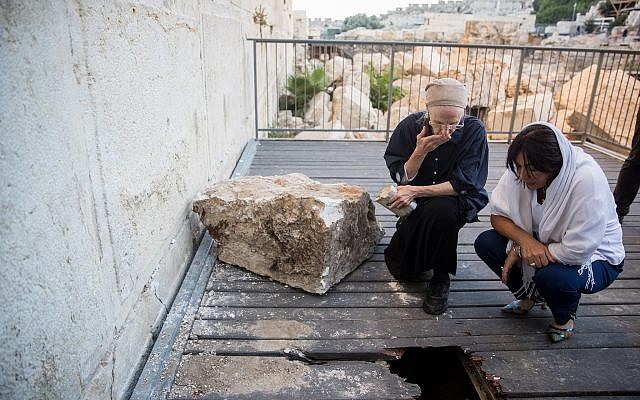 Daniella Goldberg (izquierda), con la ministra de Cultura, Miri Regev, inspecciona el daño causado por una piedra grande que se desprendió del Muro de las Lamentaciones en la Ciudad Vieja de Jerusalén el 23 de julio de 2013, en la sección de oración de género mixto. La roca cayó cerca de donde Goldberg estaba rezando. (Yonatan Sindel / Flash90)