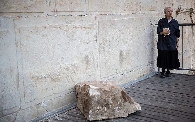 Daniella Goldberg se encuentra cerca del lugar donde una piedra grande se desprendió del Muro de las Lamentaciones en la Ciudad Vieja de Jerusalén el 23 de julio de 2013, en la sección de oración de género mixto. La roca cayó cerca de donde Goldberg estaba rezando, dañando la plataforma. (Yonatan Sindel / Flash90)