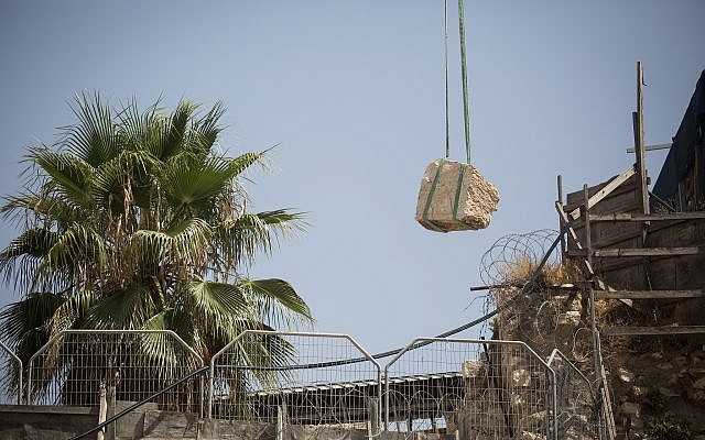 Una grúa levanta un gran trozo de piedra que se desprendió del Muro de los Lamentos en la Ciudad Vieja de Jerusalén, en la sección de oración mixta, el 25 de julio de 2018. (Hadas Parush / Flash90)