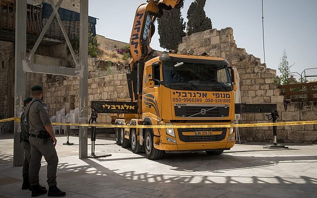 Una grúa traída para levantar un gran trozo de piedra desprendido del Muro de las Lamentaciones en la Ciudad Vieja de Jerusalén, en la sección de oración mixta, el 25 de julio de 2018. (Hadas Parush / Flash90)