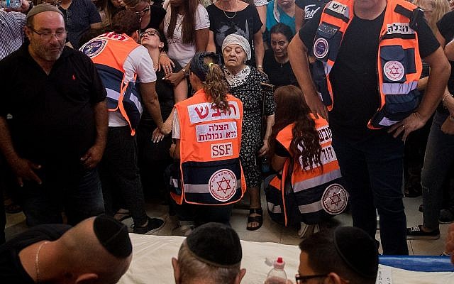 Amigos y familiares lloran en el funeral de Yotam Ovadia de 31 años en el cementerio de Har Hamenuchot en Jerusalén el 27 de julio de 2018. Ovadya fue asesinado cerca de su casa en el poblado de Adam cuando un palestino adolescente lo apuñaló e hirió a otros dos judíos en un ataque terrorista el 26 de julio de 2018. (Yonatan Sindel / Flash90)