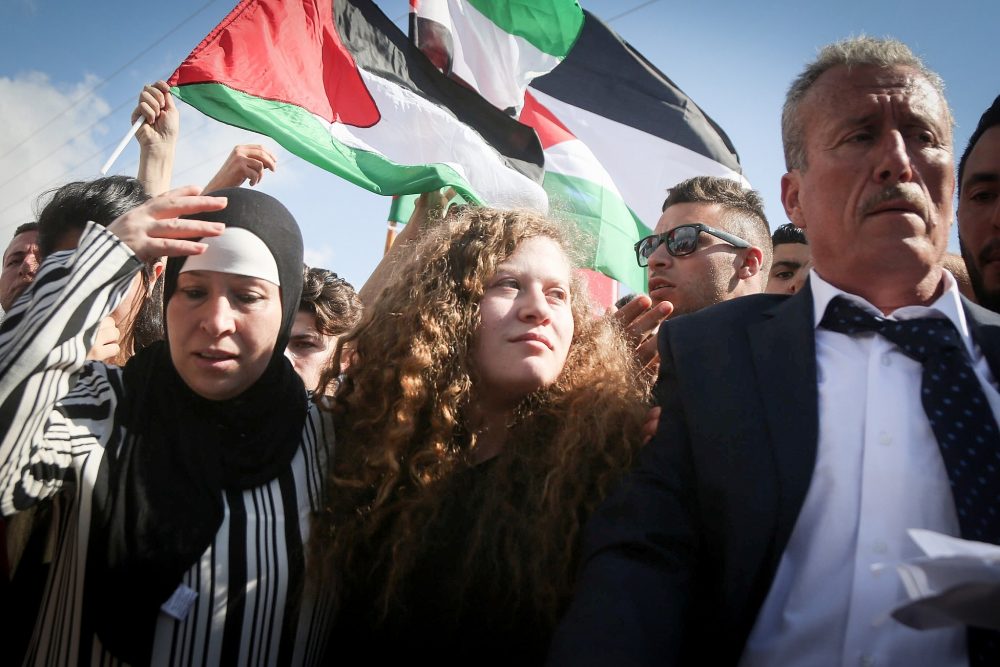 La adolescente palestina Ahed Tamimi (c) es recibida por parientes y seguidores después de ser liberada de la prisión militar israelí el 29 de julio de 2018. (FLASH90)