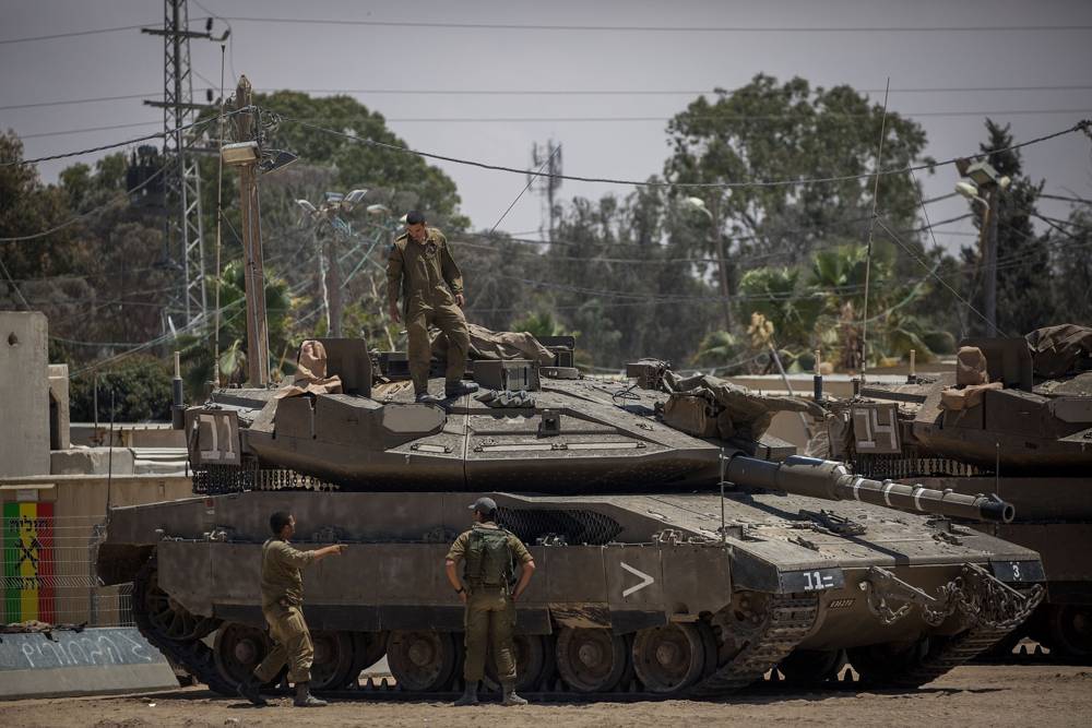 Soldados de las FDI observados cerca de los tanques en una base del ejército cerca de la frontera con la Franja de Gaza, 30 de mayo de 2018. (Yonatan Sindel / Flash 90)