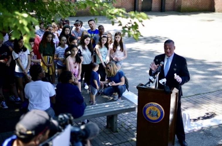 El alcalde Kenney en pleno anuncio de la construcción del monumento en el sitio histórico de Bethel