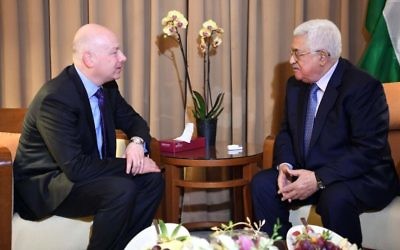 El enviado estadounidense de Medio Oriente Jason Greenblatt, izquierda, se encuentra con el presidente de la Autoridad Palestina, Mahmoud Abbas, al margen de la Cumbre de la Liga Árabe en Ammán, el 28 de marzo de 2017 (Wafa / Thair Ghnaim)El enviado estadounidense de Medio Oriente Jason Greenblatt, izquierda, se encuentra con el presidente de la Autoridad Palestina, Mahmoud Abbas, al margen de la Cumbre de la Liga Árabe en Ammán, el 28 de marzo de 2017 (Wafa / Thair Ghnaim)