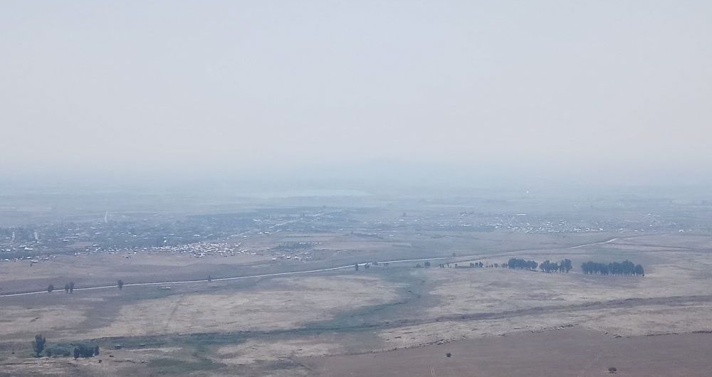 Horizonte fronterizo de los Altos del Golán: cada punto colorido es una tienda de campaña construida por refugiados, a solo 200 metros de la frontera.