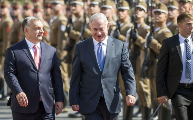 En una visita oficial de cuatro días en Hungría, el primer ministro Benjamin Netanyahu, derecha, y su homólogo húngaro, Viktor Orban, caminan durante la ceremonia de recepción frente al edificio del Parlamento en Budapest, Hungría, el 18 de julio de 2017. (Balazs Mohai / MTI via AP)En una visita oficial de cuatro días en Hungría, el primer ministro Benjamin Netanyahu, derecha, y su homólogo húngaro, Viktor Orban, caminan durante la ceremonia de recepción frente al edificio del Parlamento en Budapest, Hungría, el 18 de julio de 2017. (Balazs Mohai / MTI via AP)