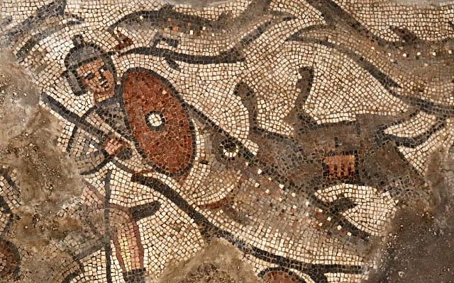 Un pez se traga a un soldado egipcio en una escena de mosaico que representa la división del Mar Rojo de la historia del Éxodo, de la sinagoga del siglo V en Huqoq, en el norte de Israel. (Jim Haberman / Universidad de Carolina del Norte Chapel Hill)