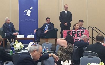 activista de CodePink Ariel Gold interrumpe al embajador de Israel en los Estados Unidos, Ron Dermer, en un evento durante la Convención Nacional Demócrata de 2016 (Eric Cortellessa / Times of Israel)