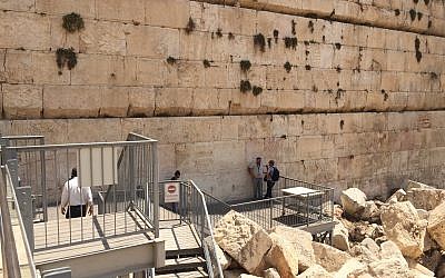 El área de oración plural de Robinson's Arch se encuentra actualmente en varios niveles, con una pequeña plataforma que toca el Muro Occidental. (Amanda Borschel-Dan / ToI)