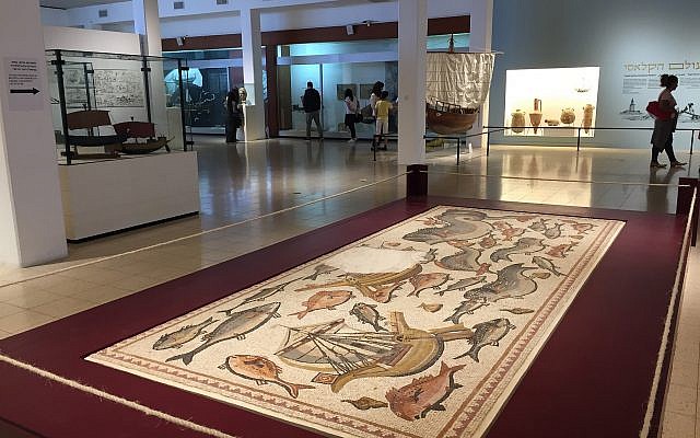 El mosaico original de Lod exhibido en el Museo Marítimo Nacional con sede en Haifa, abril de 2018. (Amanda Borschel-Dan / ToI)