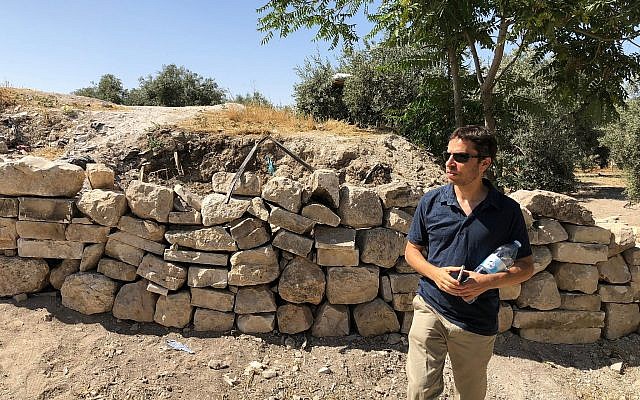 El arqueólogo y activista Zachi Dvira examina lo que dijo fue un daño a un montón de tierra antigua en lo alto del Monte del Templo, el 18 de junio de 2018. (Amanda Borschel-Dan / Times of Israel)