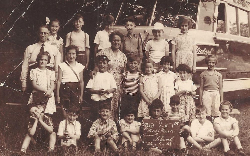 Miriam Dubi-Gazan, justo en la primera fila, posa con sus compañeros en la escuela primaria judía Rosj Pina en Amsterdam, el 25 de junio de 1953. (Cortesía de Dubi-Gazan / vía JTA)