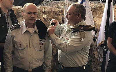 El Jefe de Estado Mayor, Gadi Eisenkot (R), entregó a Kamil Abu Rokon, el nuevo Coordinador de Actividades Gubernamentales en los Territorios, su nuevo rango de ejército en una ceremonia de juramentación en Cisjordania el 1 de mayo de 2018. (Jacob Magid / Times of Israel)