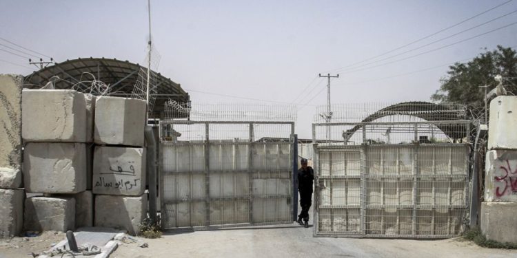 Israel refuerza el cierre del cruce Kerem Shalom a medida que persisten ataques incendiarios