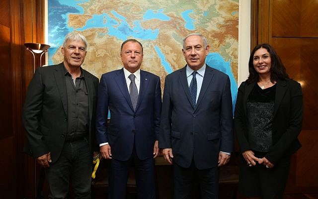 De izquierda a derecha: el presidente de la Asociación Israel Judo, Moshe Ponti, el presidente de la Federación Interamericana de Judo, el primer ministro Benjamin Netanyahu y la ministra de Cultura y Deportes, Miri Regev, en la oficina del primer ministro en Jerusalén en abril de 2018. (Eli Sabati vía GPO)