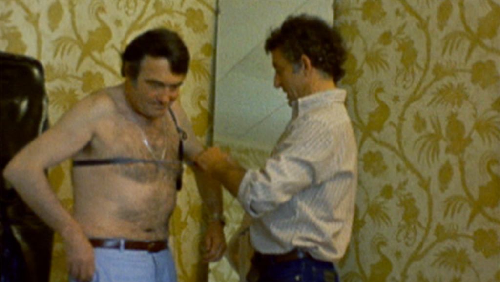 El cineasta Claude Lanzmann está equipado con un micrófono oculto para grabar el testimonio nazi, alrededor de 1978. (Imagen cortesía del Museo Conmemorativo del Holocausto de los Estados Unidos / Yad Vashem)