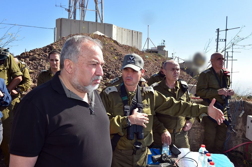 El ministro de Defensa, Avigdor Liberman, recibe una información del jefe del Comando Norte de las FDI, el mayor general Yoel Strick, sobre los acontecimientos en el sur de Siria, el 10 de julio de 2018. (Ariel Hermoni / Ministerio de Defensa)