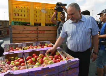 Liberman insta a los habitantes de Gaza a expulsar a Hamas del poder