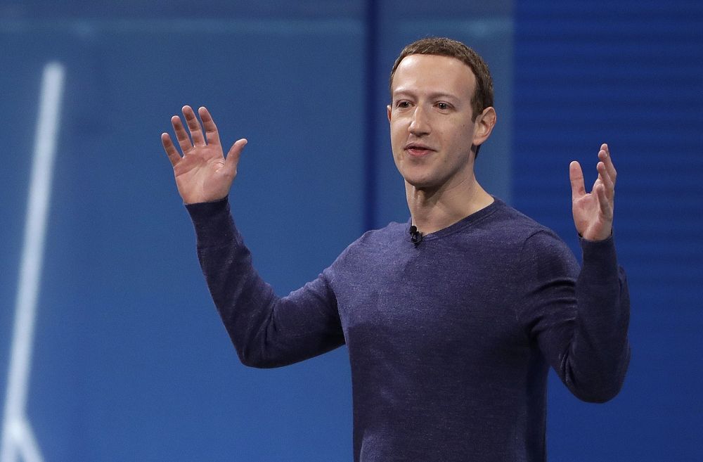 En esta foto del 1 de mayo de 2018, el CEO de Facebook, Mark Zuckerberg, pronuncia el discurso principal en F8, la conferencia de desarrolladores de Facebook en San José, California. (AP Photo / Marcio Jose Sanchez)