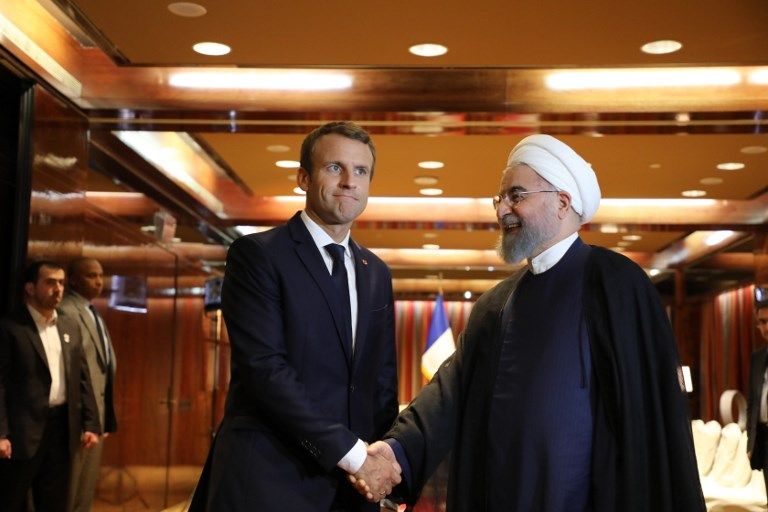 El presidente de Francia, Emmanuel Macron, izquierda, se encuentra con su homólogo iraní Hassan Rouhani en Nueva York, el 19 de septiembre de 2017. (AFP Photo / Ludovic Marin)