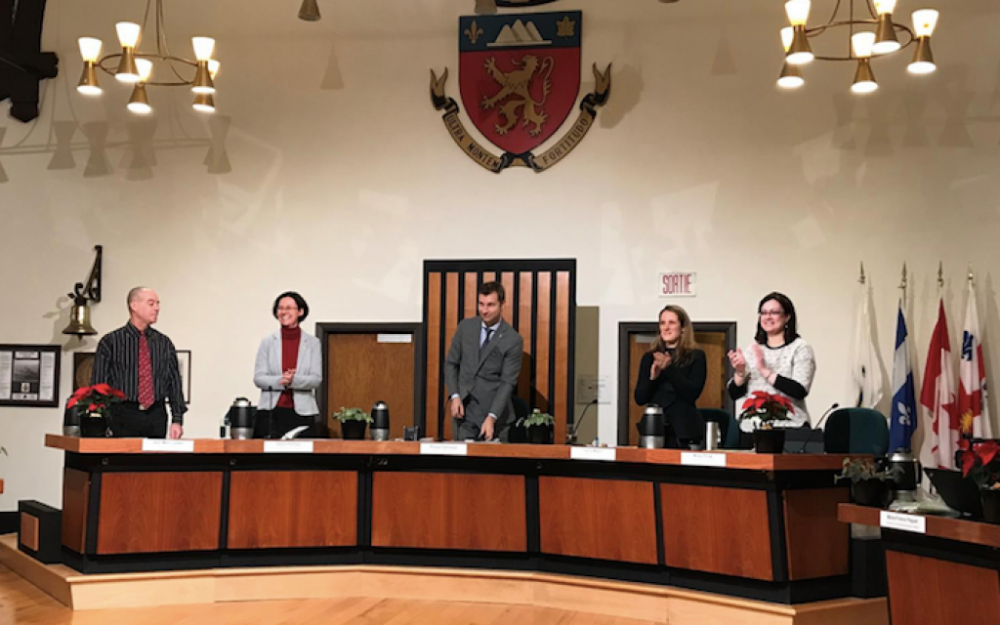 Mindy Pollak, a la derecha, en una reunión del consejo de Outremont. (Cortesía)