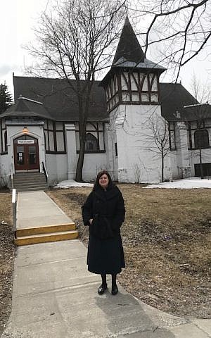 Mindy Pollak frente al edificio municipal de Outremont, 2 de abril de 2018. (Robert Sarner / Times of Israel)