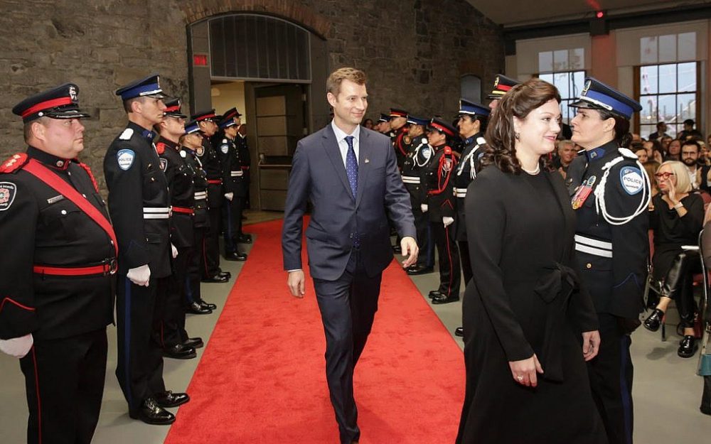 Mindy Pollak en una ceremonia con el alcalde de Outremont Philipe Tomlinson. (Cortesía)