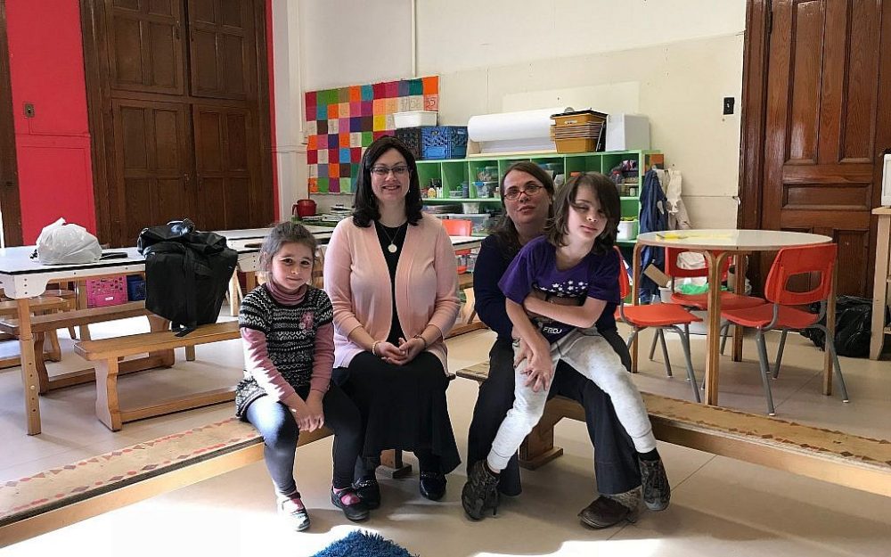 Mindy Pollak después de hablar con niños de Outremont en la escuela sobre sus vecinos hasídicos. (Cortesía)