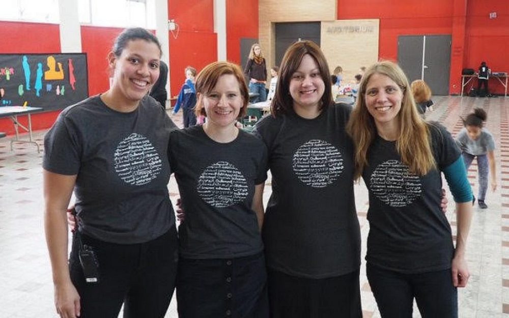 Mindy Pollak con los constituyentes en un gimnasio escolar. (Cortesía)