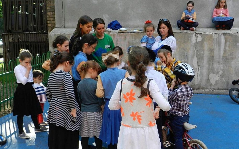 Mindy Pollak afuera con un grupo de niños. (Cortesía)