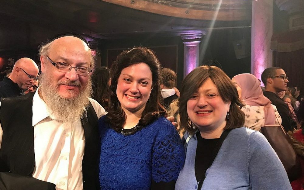 Mindy Pollak, centro, con sus padres en la noche de las elecciones, noviembre de 2017. (Cortesía)