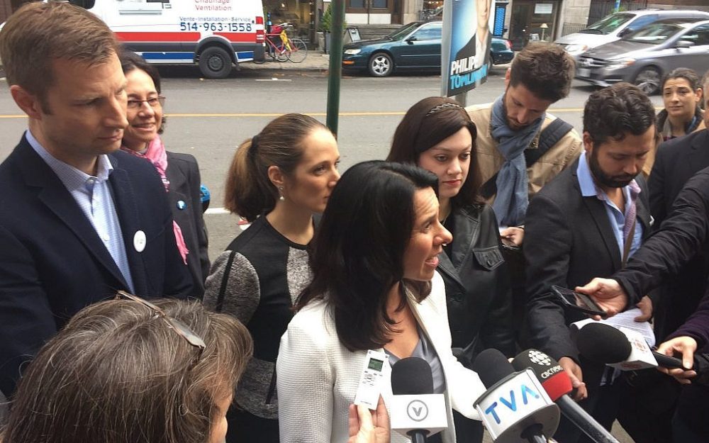 Mindy Pollak, centro derecha, detrás de la alcaldesa de Montreal Valerie Plante en una conferencia de prensa durante la campaña política. (Cortesía)