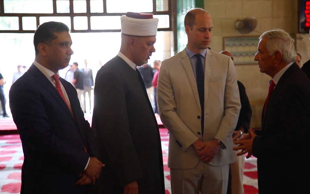 El diplomático jordano Nizar al-Qaissi, izquierda, se unió a los oficiales de Waqf y al muftí palestino de Jerusalén para saludar al príncipe William en el Monte del Templo en la Ciudad Vieja de Jerusalén, el 28 de junio de 2018. (cortesía)